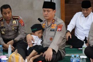 Pemandangan Mengharukan, Anak Yatim Tertidur Pulas di Pangkuan Jenderal Bintang Dua - JPNN.com Sultra