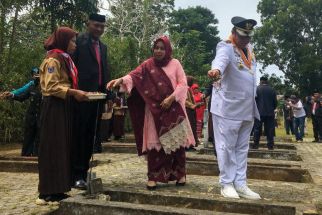 Bupati Muna Rusman Emba Tabur Bunga di Makam Pahlawan - JPNN.com Sultra