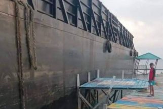 Kapal Tongkang Terdampar di Pantai Berova, Dermaga dan Terumbu Karang Dirusak - JPNN.com Sultra