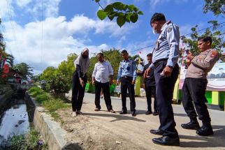 Benda Mencurigakan Terbungkus Plastik Berwarna Biru di Depan Bapas Kendari - JPNN.com Sultra