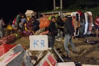 Akibat Jalan Rusak dan Licin, Mobil Bermuatan Sayur Terguling di Kolaka - JPNN.com Sultra
