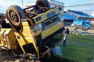 Truk Bermuatan Kopra Terguling di Depan Depot Pertamina Kolaka - JPNN.com Sultra