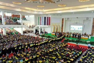 Pesan Rektor UHO Prof Zamrun pada Wisuda 2.276 Alumni - JPNN.com Sultra