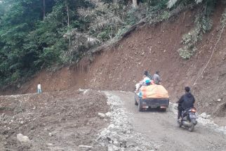 Waspada, Jalan di Rimbo Kejahatan Masih Rawan Longsor - JPNN.com Sumbar