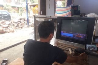 Televisi Rusak Jadi Hiburan Korban Gempa Pasaman Barat - JPNN.com Sumbar