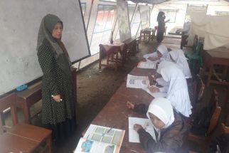 Siswa SD di Pasaman Tetap Semangat Belajar Meski di Tenda Darurat - JPNN.com Sumbar