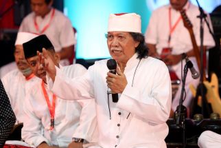 Sindiran Cak Nun di Sekolah PDIP: Sekarang Presidennya Belum Tepat - JPNN.com Sumbar