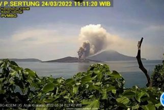 Gunung Anak Krakatau Berstatus Siaga, Asap Hitam Membumbung - JPNN.com Sumbar