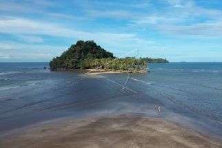 Lonjakan Wisatawan Pantai Air Manis Capai 300 Persen - JPNN.com Sumbar