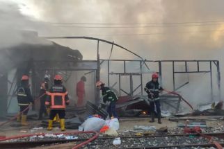 Lima Petak Bangunan Rusak Berat Dibakar Api, Kerugian Sekitar Rp 450 Juta - JPNN.com Sumbar