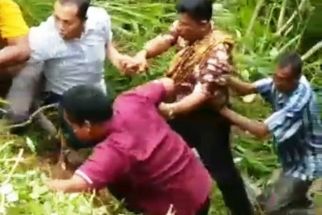 Kecelakaan Tunggal, Mobil Kadis Pendidikan Solok Selatan Jatuh ke Jurang - JPNN.com Sumbar