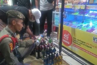 Satpol PP Padang Tegur Penjual Minuman Beralkohol agar Mengurus Izin ke Pemerintah - JPNN.com Sumbar