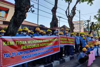 Massa Koperasi Tenaga Kerja Bongkar Muat Berunjuk Rasa di Kantor DPRD Padang - JPNN.com Sumbar