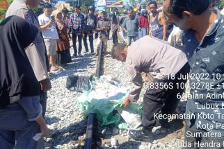 Petugas Kebersihan Ditabrak Kereta Api Bandara, Arus Tertahan - JPNN.com Sumbar
