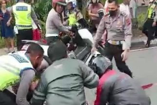 Pengendara Motor Trondol Tabrak Petugas Satlantas saat Razia di Jalan Gondoriah - JPNN.com Sumbar