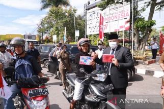 Usai Upacara, Wali Kota Solok Membagikan Ribuan Bendera Merah Putih - JPNN.com Sumbar
