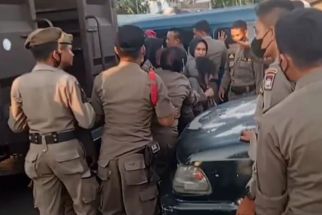 Pengakuan Perempuan Perekam Keributan Satpol PP Padang dan PKL: Saya Dicekik - JPNN.com Sumbar