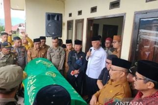 Tradisi Panitahan Melepas Jenazah Ayah Mahyeldi ke Pandam Pekuburan Kaum di Tilatang Kamang - JPNN.com Sumbar