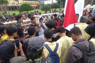 Massa Aksi Penolakan Kenaikan BBM Berdoa untuk Almarhum Ayah Gubernur Sumbar - JPNN.com Sumbar