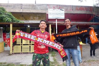 Pria Ini Rela Tak Masuk Kerja dan Menghabiskan Uang untuk Dukung Persiraja di Stadion H Agus Salim - JPNN.com Sumbar