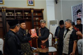 Menjajaki Kerja Sama Pembangunan Tol dengan Riau, LKAAM Sumbar Beri Gelar Kehormatan - JPNN.com Sumbar