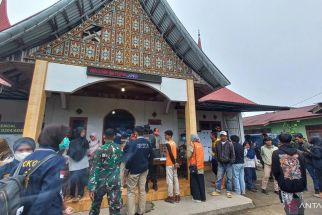 Pemuda Batu Palano Menemukan Empat Pendaki dalam Kondisi Miris di Cadas Gunung Marapi - JPNN.com Sumbar