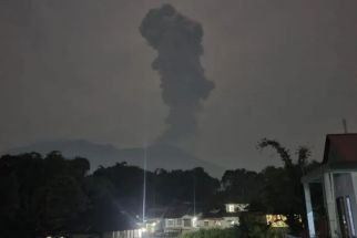 Warga Berhamburan Keluar Rumah, Erupsi Gunung Marapi Diiringi Dentuman Keras - JPNN.com Sumbar