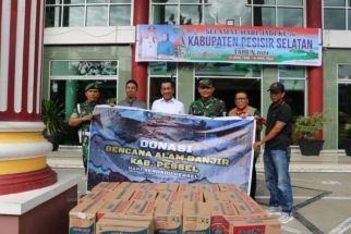 Forum Serdadu Pesisr Selatan Menyerahkan Bantuan untuk Korban Banjir dan Longsor di Negeri Sejuta Pesona - JPNN.com Sumbar