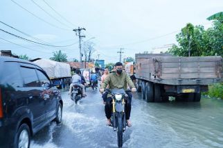 Aksi Bobby Nasution Naik Sepeda Motor Tinjau Korban Banjir Medan Labuhan, Lihat Tuh - JPNN.com Sumut