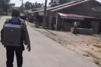 Lihat Tuh Aksi Polisi di Sumut Keliling Desa Menggendong Pengeras Suara Mengajak Warga Vaksin - JPNN.com Sumut