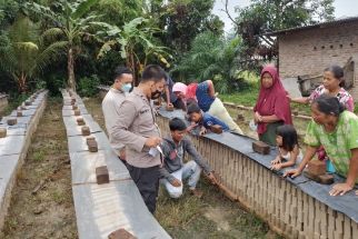 Kasihan, Seorang Bayi Perempuan Ditemukan Terbungkus Plastik di Tumpukan Batu Bata - JPNN.com Sumut