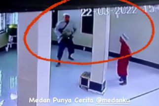 Ada yang Kenal Bapak dan Bocah Ini, Mereka Mencuri Kotak Amal Masjid, Lihat - JPNN.com Sumut