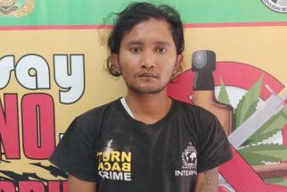 Pria Berbaju Interpol Diringkus Polisi, Rambut Gondrong dan Bertato, Ternyata - JPNN.com Sumut