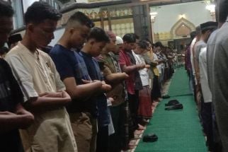 Lihat Suasana Khidmat Tarawih Pertama di Masjid Raya Al Mashun Medan - JPNN.com Sumut