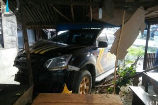 Mobil Polisi Sibolga Tabrak Pejalan Kaki dan Hantam Teras Rumah Warga, Korban Tewas - JPNN.com Sumut