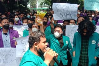 Lihat Demonstrasi Mahasiswa di Medan, Ada yang Bawa Barang Ini - JPNN.com Sumut