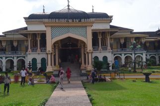 Istana Maimun Dipadati Warga untuk Berwisata Keluarga, Biayanya Hanya Sebegini - JPNN.com Sumut