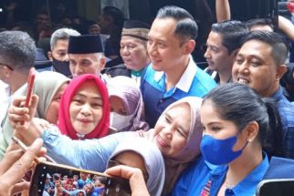 AHY Bersama Istri Belanja Ikan Teri di Pusat Pasar Medan, Teriakan 'Presiden' Menggema - JPNN.com Sumut