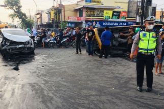 Angkot Vs Mobil HRV Tabrakan Hingga Terbalik, Lihat Tuh Kondisinya - JPNN.com Sumut