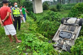 Lihat, Mobil yang Ditumpangi Kakak Beradik Ini Terguling ke Beram Jalan Sedalam 2 Meter - JPNN.com Sumut
