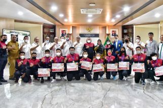 Edy Rahmayadi Serahkan Bonus untuk 12 Atlet Sumut Berprestasi di SEA Games Vietnam - JPNN.com Sumut