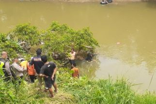 Mayat Pria Berkaus Hitam Ditemukan Mengambang di Sungai Deli, Warga Geger, Ada yang Kenal? - JPNN.com Sumut