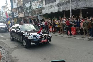 Kunjungan ke Pasar Petisah Medan, Benda Ini Dilempar dari Dalam Mobil Jokowi, Lihat - JPNN.com Sumut