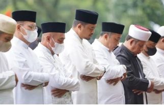 Lihat Momen Edy Rahmayadi dan Bobby Nasution Salat Iduladha Bareng - JPNN.com Sumut