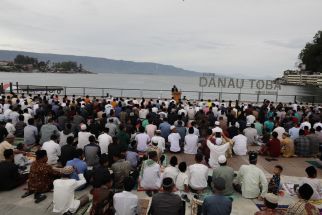 Serunya Wagub Sumut Musa Rajekshah Salat Iduladha dengan Pemandangan Danau Toba, Adem Banget - JPNN.com Sumut