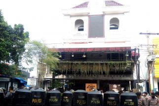 Puluhan Polisi Dikerahkan, Eksekusi Gedung Sekretariat RKI di Medan Ricuh, Beberapa Luka-luka - JPNN.com Sumut