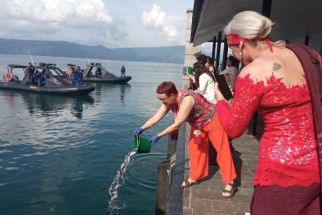 Delegasi W20 Summit Tabur 30 Ribu Bibit Ikan ke Danau Toba, Lihat Petugas Bersiaga  - JPNN.com Sumut