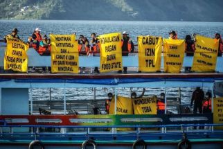 Aktivis Desak W20 Akomodir Perlindungan Hak Perempuan Adat dengan Membentangkan Spanduk di Tengah Danau Toba - JPNN.com Sumut