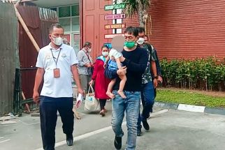 Momen Fakarich Tersangka Binomo Bermain dengan Bayinya Sebelum Digiring ke Tahanan, Pelukannya Hangat Banget - JPNN.com Sumut