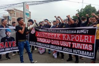 Puluhan Massa Geruduk Mapolda Sumut, Bawa Spanduk Bergambar Brigadir J, Ada Pesan Khusus untuk Kapolri - JPNN.com Sumut